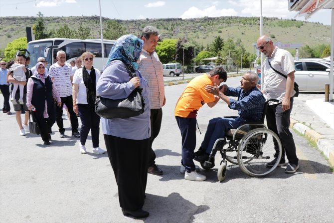 Silah arkadaşları 33 yıl sonra gaziyi ziyarete gitti