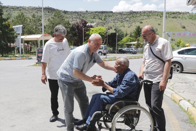 Silah arkadaşları 33 yıl sonra gaziyi ziyarete gitti