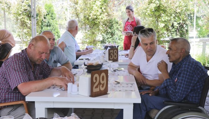 Silah arkadaşları 33 yıl sonra gaziyi ziyarete gitti