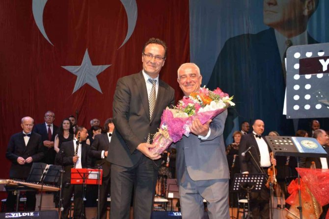 Avni Anıl şarkılarına büyük alkış