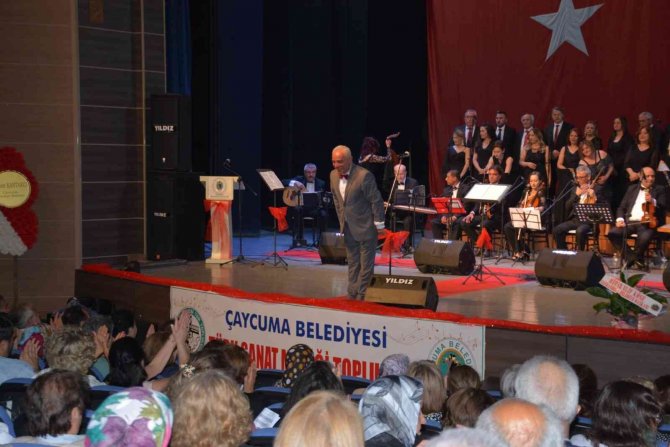 Avni Anıl şarkılarına büyük alkış