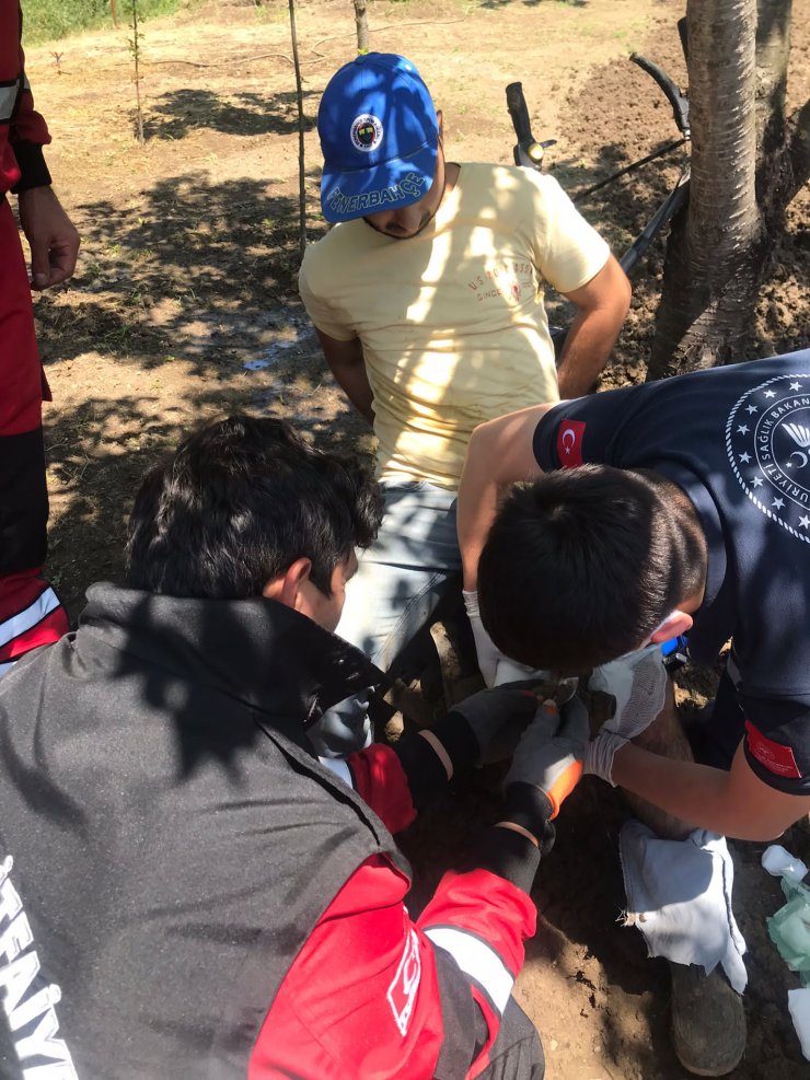 Çapa makinesinin demiri bacağına saplandı, itfaiye kurtardı