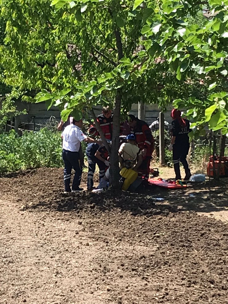 Çapa makinesinin demiri bacağına saplandı, itfaiye kurtardı