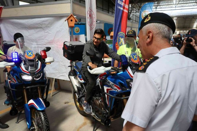 Çocuklara kitap dağıtıp jandarmayı anlattı