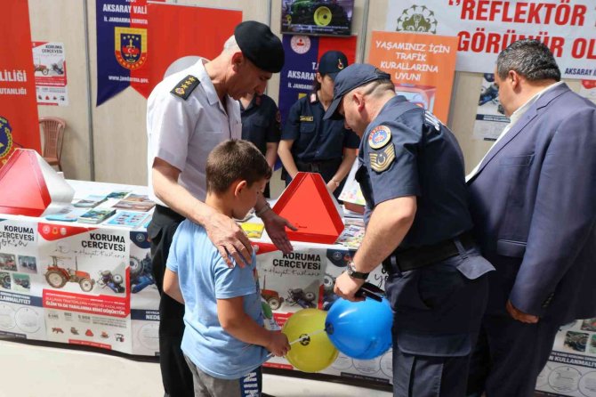Çocuklara kitap dağıtıp jandarmayı anlattı