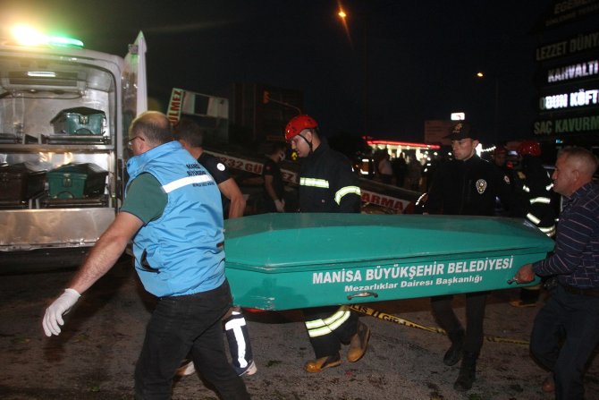 Feci kaza: İki otomobilin çarpıştığı kazada 4 kişi öldü, 2 kişi ağır yaralandı