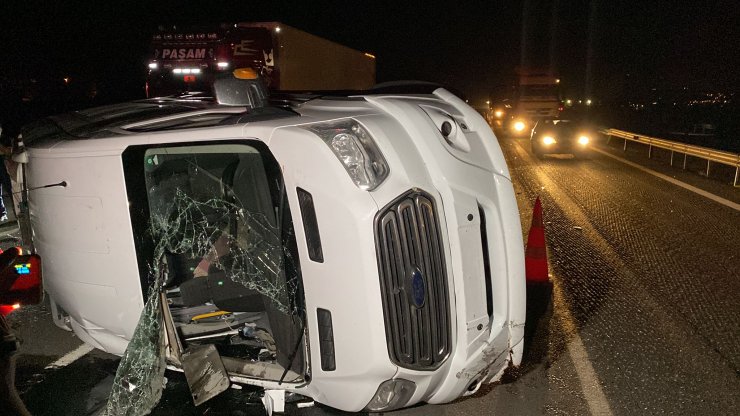 Gezi dönüşü öğrencileri taşıyan minibüs TIR'a çarparak devrildi: 17 yaralı