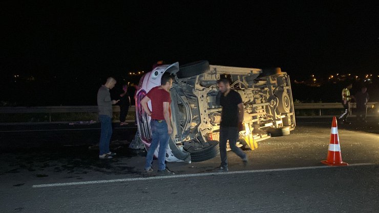 Gezi dönüşü öğrencileri taşıyan minibüs TIR'a çarparak devrildi: 17 yaralı