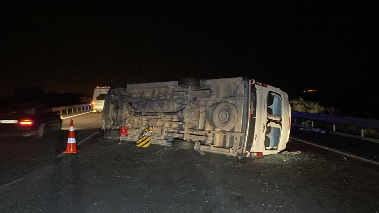 Gezi dönüşü öğrencileri taşıyan minibüs TIR'a çarparak devrildi: 17 yaralı
