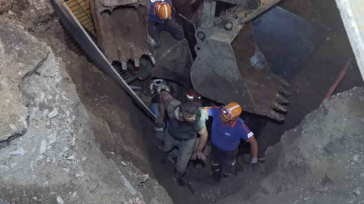 Göçük altında kalan işçi 8 saatlik çalışma sonucu kurtarıldı