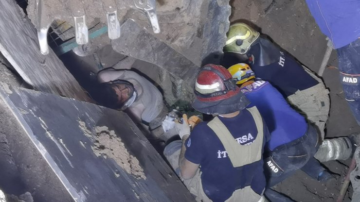 Göçük altında kalan işçi 8 saatlik çalışma sonucu kurtarıldı