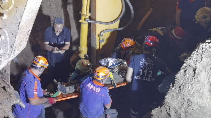 Göçük altında kalan işçi 8 saatlik çalışma sonucu kurtarıldı
