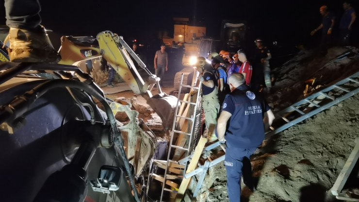 Göçük altında kalan işçi 8 saatlik çalışma sonucu kurtarıldı