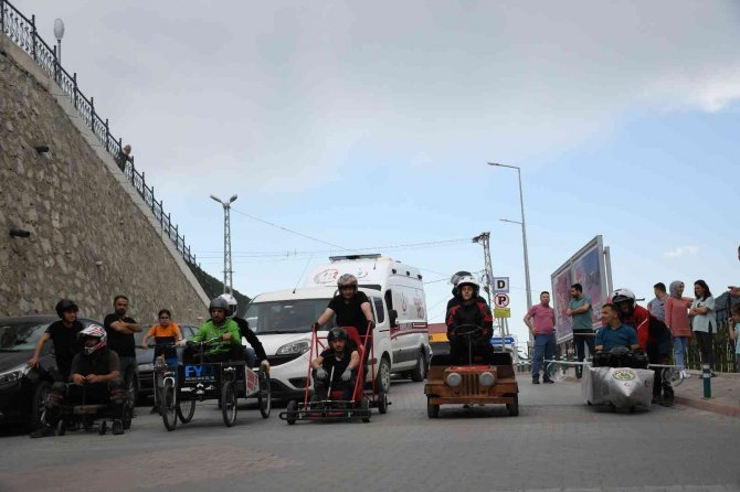 Hurdalardan yaptıkları araçlarla yarıştılar