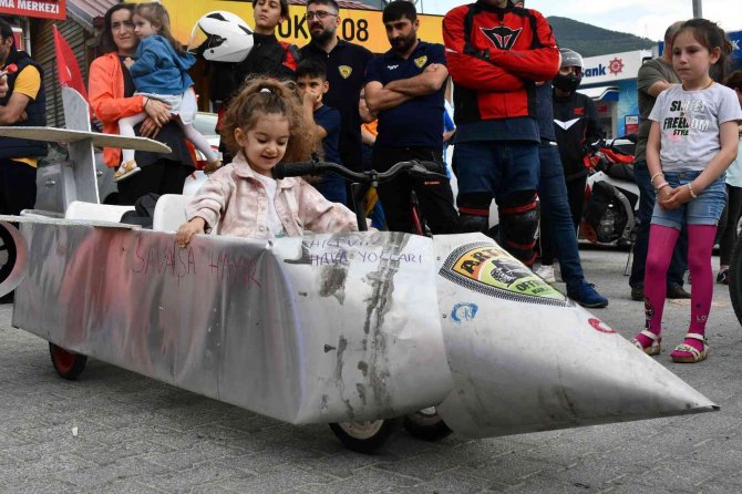 Hurdalardan yaptıkları araçlarla yarıştılar