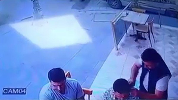 Husumetlisini yakalayıp kulağını kesti