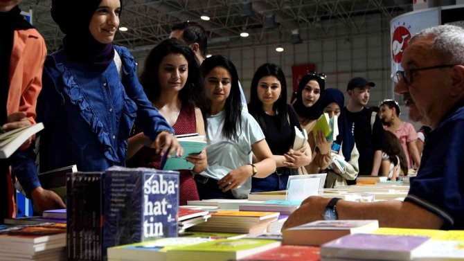 Kitap Fuarı’nda 3 milyon kitap görücüye çıktı