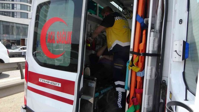 Makas atan sürücü demir bariyerlere girdi: 2 yaralı