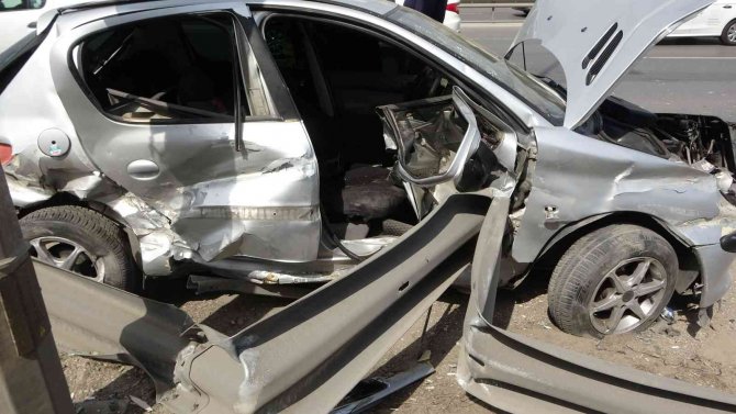 Makas atan sürücü demir bariyerlere girdi: 2 yaralı