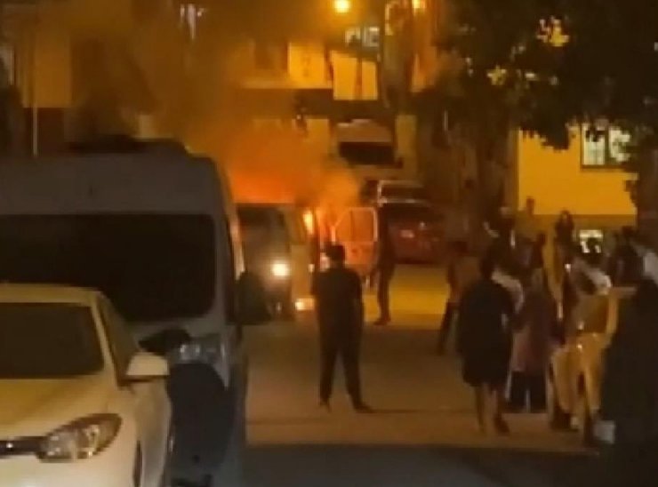 Minibüs alev alev yandı