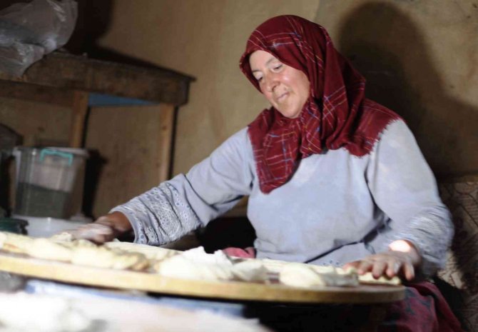 Odun ateşinde pişirdiği güdük böreği geçim kaynağı oldu