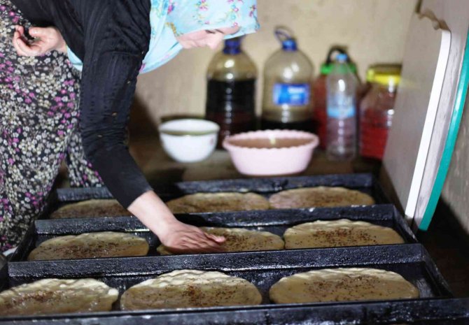 Odun ateşinde pişirdiği güdük böreği geçim kaynağı oldu