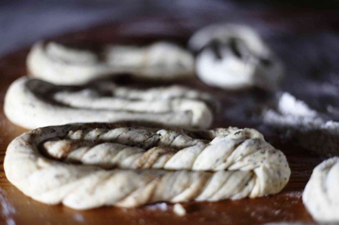 Odun ateşinde pişirdiği güdük böreği geçim kaynağı oldu