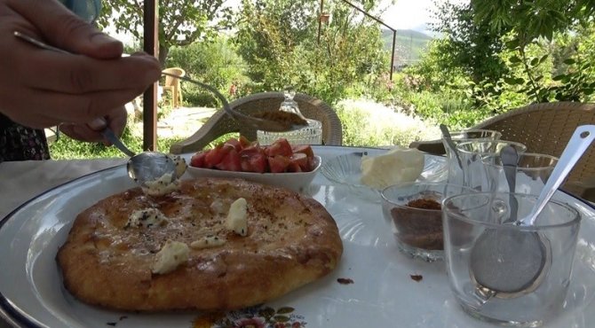 Odun ateşinde pişirdiği güdük böreği geçim kaynağı oldu