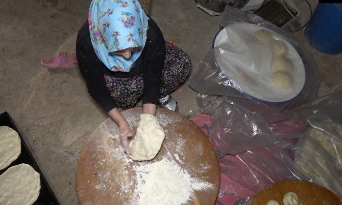 Odun ateşinde pişirdiği güdük böreği geçim kaynağı oldu
