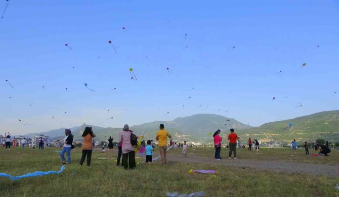 Osmaniye’de gökyüzü uçurtmalarla renklendi