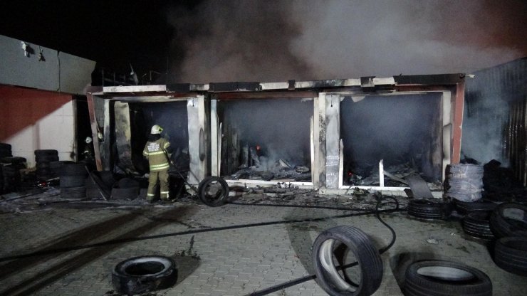 Otluk alanda çıkan yangın oto galeriye sıçradı