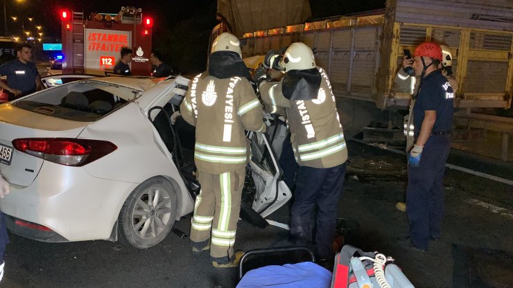 Otomobil kamyona çarptı: 1 ölü, 1 yaralı 