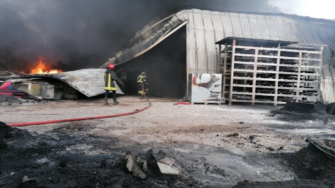 Plastik fabrikasında çıkan yangın kontrol altına alındı