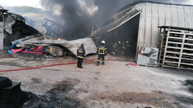 Plastik fabrikasında çıkan yangın kontrol altına alındı