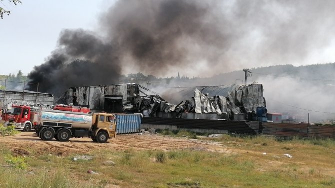 Plastik fabrikasında çıkan yangın kontrol altına alındı
