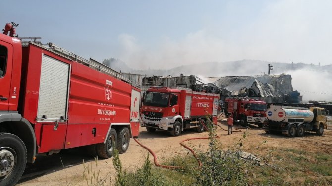 Plastik fabrikasında çıkan yangın kontrol altına alındı