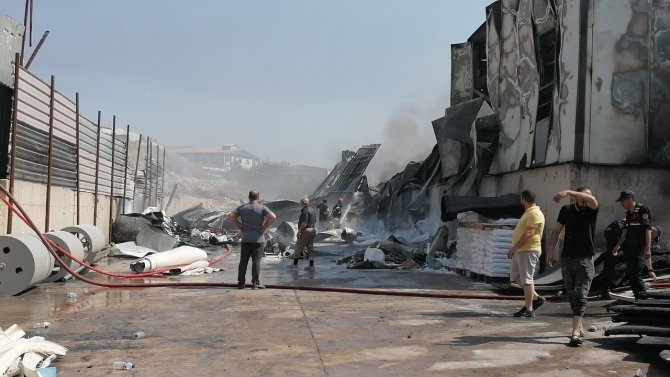 Plastik fabrikasında çıkan yangın kontrol altına alındı