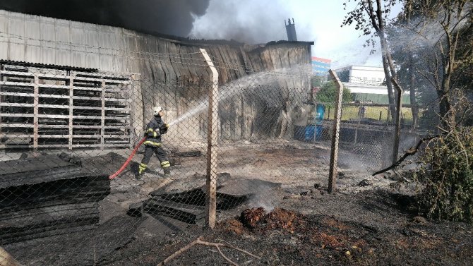 Plastik fabrikasında çıkan yangın kontrol altına alındı