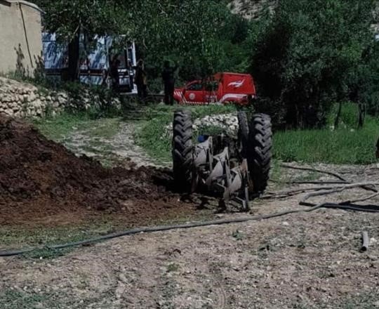 Traktörün altında kalan sürücü öldü
