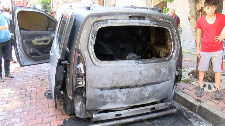 Yanan aracı kovalarla söndürmeye çalıştılar