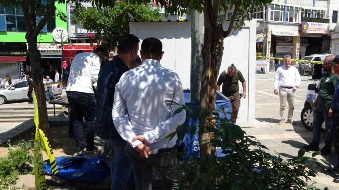 Yattığı bankta ölü bulundu