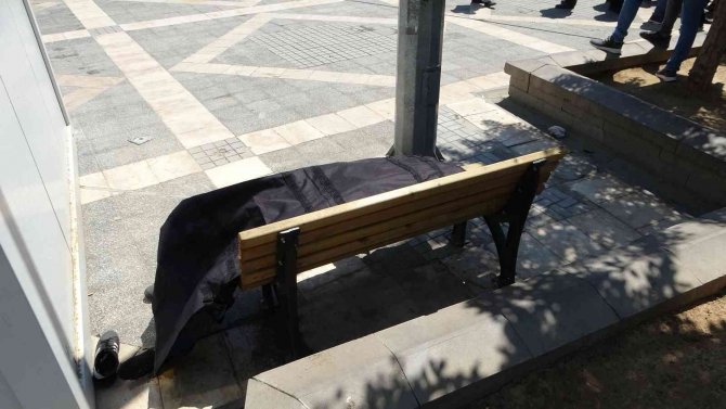 Yattığı bankta ölü bulundu