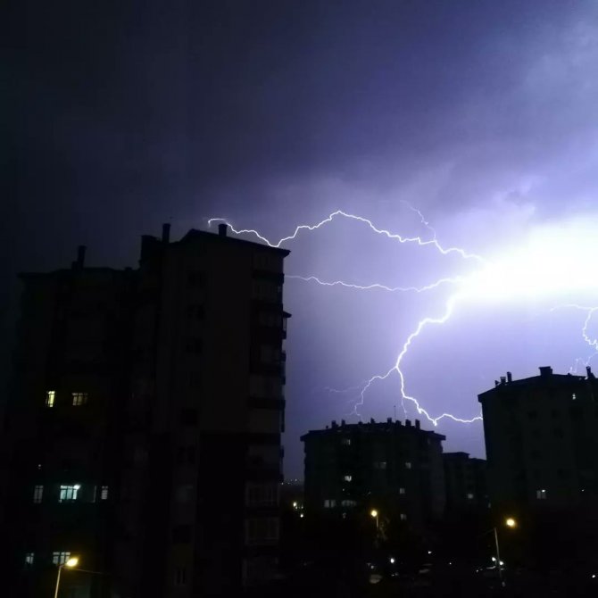 Ankara’da şimşekler geceyi aydınlattı