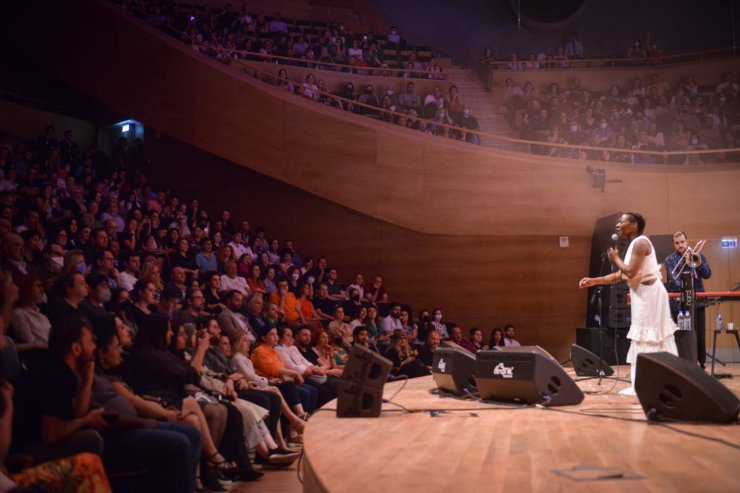 Bakan Ersoy, Buika'yı izledi