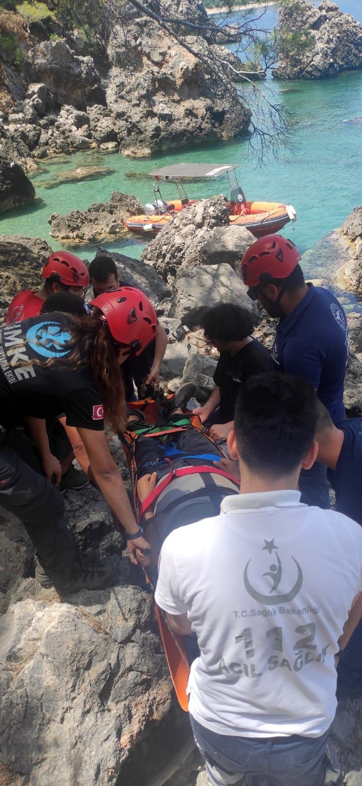Balık tutmak isterken 7 metreden kayalıklara düştü
