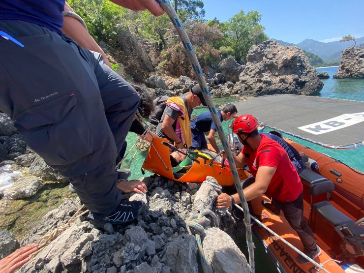 Balık tutmak isterken 7 metreden kayalıklara düştü
