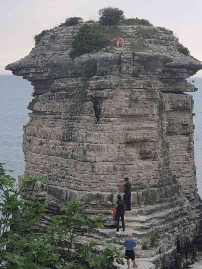Denize atlamak için çıktığı kayadan atlayamayınca mahsur kaldı