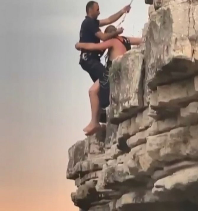 Denize atlamak için çıktığı kayadan atlayamayınca mahsur kaldı