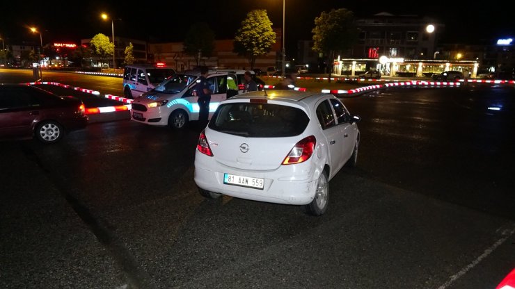 Düzce'de iki otomobil kavşakta çarpıştı: 2 yaralı