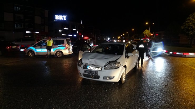 Düzce'de iki otomobil kavşakta çarpıştı: 2 yaralı